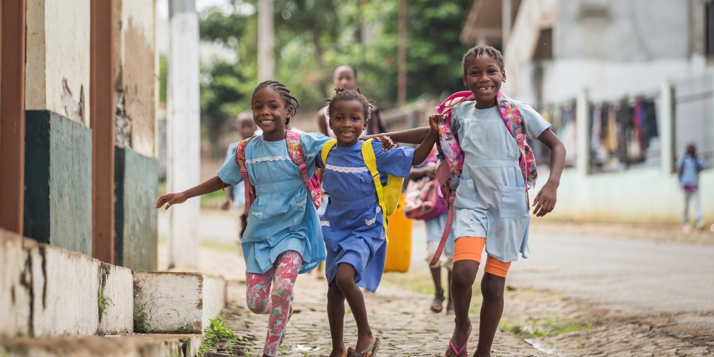 Girls run through the streets in Sao Tome and Principe. Credit: Unicef São Tomé and Principe