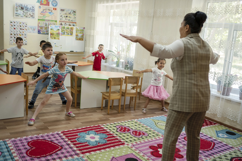 Adina Azatovna, enseignante, pendant un cours au jardin d'enfants d’Ak-Bulak à Grozd, en République kirghize. Crédit : GPE/Maxime Fossat
